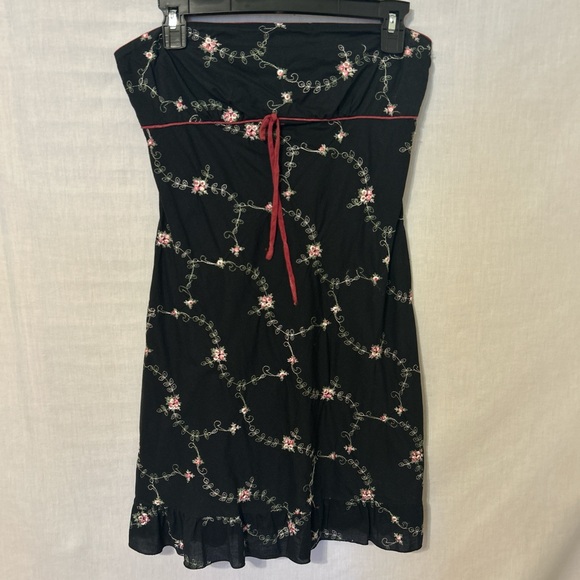 sfuzi Dresses & Skirts - Floral Embroidered Black Dress